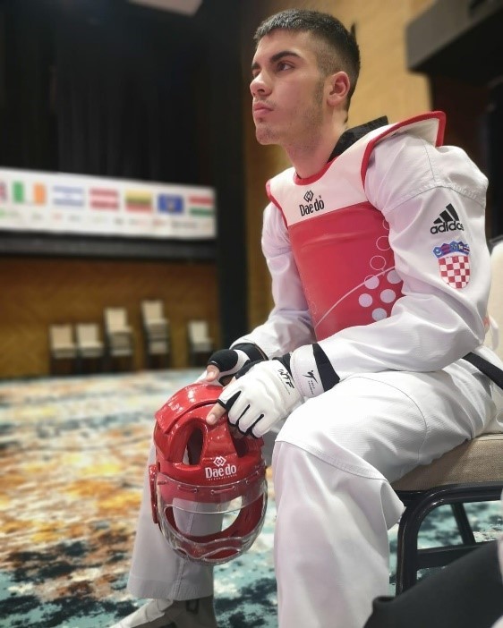 Slika na kojoj se prikazuje osoba, na zatvorenom

Opis je automatski generiran